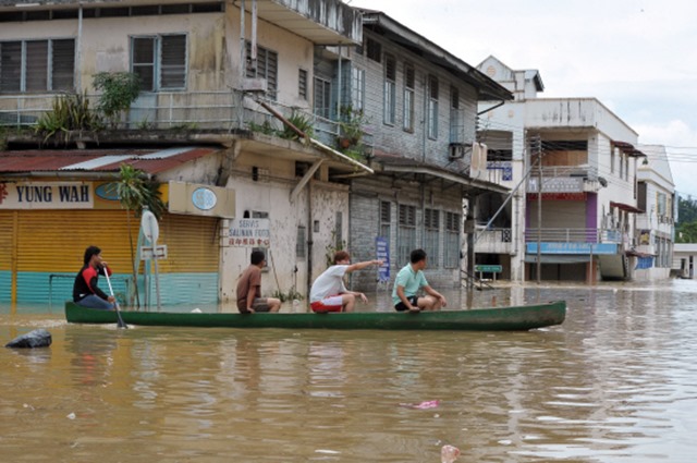 Sampan is the common vehicle during flood.